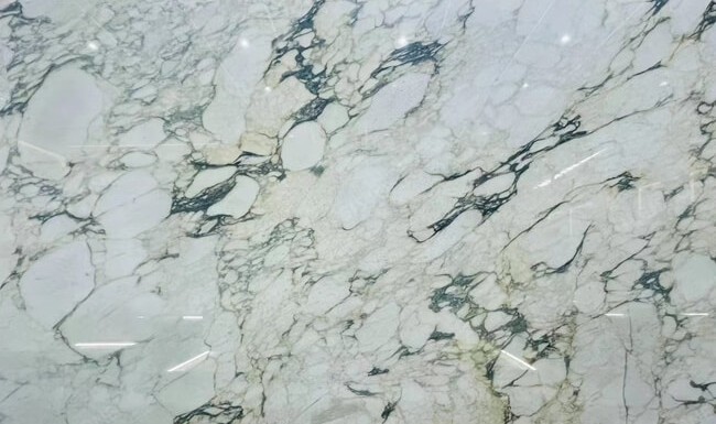 Épaisseur et finition de tranche du coloris Calacatta Monet